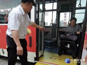 交通局指身障乘客所乘電動代步車是可利用公車斜坡板上車，駕駛員應主動協助乘車，並繫好固定裝置提供安全服務