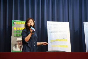 國民黨革實院副院長游淑慧20日召開記者會，公布外交部密件指稱，我國駐印尼代表處2017年回報外交部指陳，我國營事業已遭中間人控制，企圖將政府部會及駐外館處排除在外以謀取個別私利。電文中並指明總統府秘書長蘇嘉全、民進黨立委蘇震清叔姪可能涉及。（圖／國民黨）