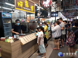 「新北振興168」活動，除了在消費滿200元發票抽特斯拉等大獎外，在庶民經濟上，針對商圈、公有市場及夜市推出不同的優惠與振興措施