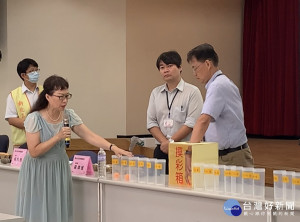 今年高中職教甄首度於「新北學Bar」粉絲專頁公開直播複試評審委員抽籤