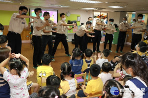 役男教導小朋友正確洗手五步驟「濕、搓、沖、捧、擦」，還一起大跳洗手舞，慢飛天使頓時開心得飛了起來