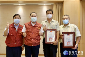 市長侯友宜22日於市政會議頒獎表揚羅福佳、林泳豪，足為公車駕駛楷模