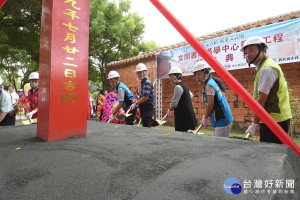 縣長王惠美、彰化縣議員凃淑媚、葉國雄、黃俊源、鹿港鎮長許志宏、工藝家黃椿樣、彰化縣文化局長張雀芬等人參加鹿港文開書院，漢學中心景觀工程開工典禮。