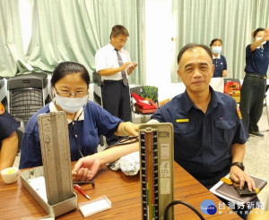 迎向防疫新生活，北港分局長王立德邀請慈濟師兄姐分享志工心路歷程，培養員警紓解壓力管道，還奉上熱茶及幫員警量血壓，為健康把關。