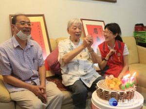 新北市榮民服務處輔導組組長藍瑞玲24日率榮欣志工，前往土城區為榮民吳立人爺爺慶祝百歲壽誕