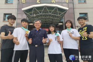 陳勇利校長稱許教練與選手為校爭光。