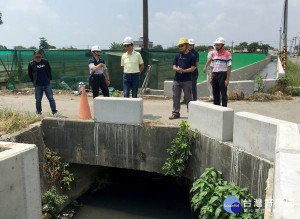 雲林農田水利會長洪國浩率員至各工作站進行工程視導及查核，要求監工人員務必劍及履及，掌握施工狀況，確保工程進度及品質。