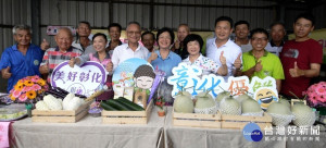 彰化縣長王惠美參訪永靖鄉農會產銷班班長詹閔帆哈密瓜田。永靖鄉農會理事長陳吉星、常務監事鄭木旺、總幹事林秀惠及理監事，與彰化縣議員張錦昆、劉惠娟、永靖鄉長詹木根等人一起關心。