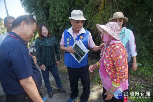 林明溱縣長和馬立委等會勘中寮鄉農水路遇村民熱誠招呼。（縣府提供）