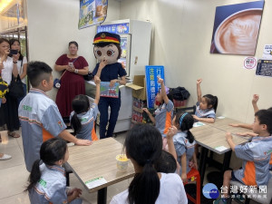 「機車安全月」，為強化民眾正確交通安全觀念，海山分局特別與轄內7-ELEVEN進行合作加強宣導