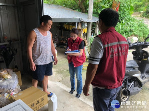 動保處每週持續派員進行禽場輔導訪視、雞隻採樣及場區消毒，積極預防更勝於治療