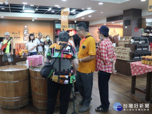 進入暑假至今，信義鄉農會梅子夢工場遊客人數明顯增加。(圖/記者賴淑禎攝)