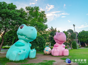 即日起只要至大都會公園「追龍」，與馬卡龍拍照上傳，就有機會得到龍界傳說中的限量「馬卡龍杯套」一組