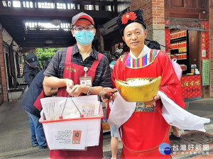 只要到深坑分館借滿5本書或辦借閱證，便可獲得深坑老街消費抵用劵一張，消費100元便可現抵30元，使用期限至12月底止