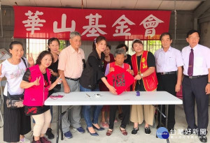 華山基金會邀褒忠鄉公所及幼兒園童，一起陪伴百歲人瑞張阿嬤寫字圓夢並祝福身體健康，留給阿嬤美好難忘的回憶。