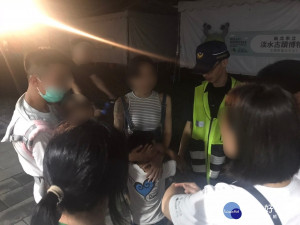 長泰所警員李力行、劉彥邦執行溜滑梯區域巡邏勤務時，遇一名男童邊走邊嚎啕大哭不停，便先將他帶至服務站經不斷的廣播，終於順利與男童母親團圓