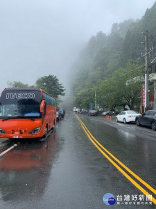 警方呼籲勿違規停車佔用道路，以免受罰。