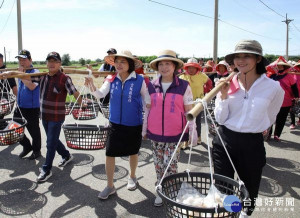 「口湖牽水狀」圓滿完成超渡科儀、挑飯擔祭祖靈、放水燈、牽水狀及追思會等系列活動，海巡人員與北港警方協力維安及犯罪預防。