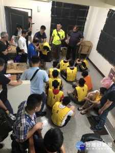 檢警在嘉義市西區某透天厝查獲詐騙機房，逮捕13名犯嫌／警方提供