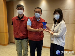 農業局長李玟及漁管處長張麗珍29日於市政會議將榮耀獻給市長侯友宜