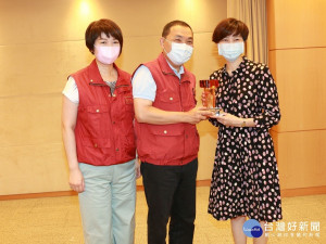 文化局局長龔雅雯及館長陳春蘭29日於市政會議將獎呈獻給市長侯友宜
