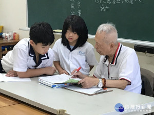 李老師60年來奉獻教育、扶助學習落後學生，造福無數學子，深獲全校師生高度肯定，也有祖孫三代同為李老師的學生，種種事蹟讓人津津樂道傳為佳話