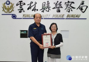 雲林濁水溪書畫學會及藝文學會紀郭靜主老師等，協助提升警察機關文藝氣息，由局長顏旺盛頒發感謝狀，表達敬愛與感激。