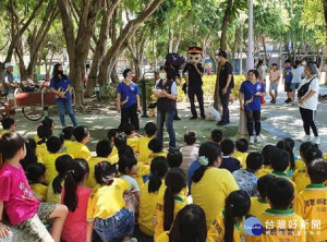 海山警分局偵查隊員及新海派出所員警，配戴警察大頭娃娃前往宣導
