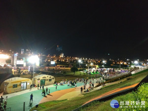 為符合市民期待，樂園夜間關燈時間從7月31日起將延長1小時，由22時延後至23時關燈，讓民眾可開心遊玩，嗨翻整個暑假