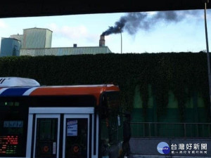 民眾通報目擊位於汐止區南陽街瀝青廠正冒出濃濃黑煙直衝天際，立即指派稽查人員前往稽查 