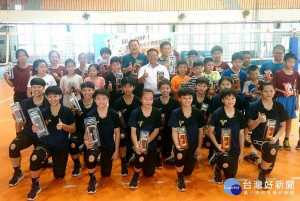 縣議員蔡岳儒媒合廣德集團與英屬開曼群島商威宏控股股份有限公司，捐贈護具給北辰國小與建國國中排球隊，鼓勵小將們為夢想加油。