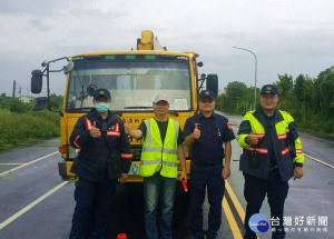 北辰所警員楊家豪父親楊文芳每當接獲警方需要拖吊車協處時，總是不遺餘力的挺身相助，今年獲選雲林縣模範父親殊榮，警局與有榮焉。