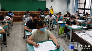 新北市環保局1日於新北市立板橋高級中學辦理儲備約僱人員環保稽查組，以及環保行政組招考第一階段筆試