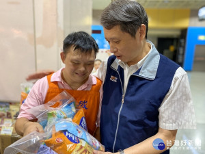 勞工局長陳瑞嘉也特別到場鼓勵庇護員工，並強力推銷庇護商品