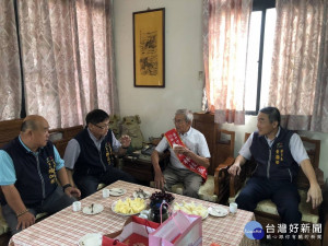 到府送祝福　黃國榮表揚大里模範父親