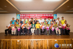 集集鎮模範父親大合照。