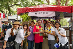 市長與貴賓及文創商品合影