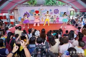 YOYO哥哥姐姐帶著YOYO MAN家族進行帶動跳和民眾同樂。