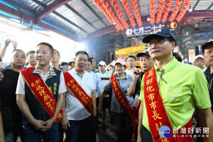 城隍爺出巡遶境啟駕，王惠美縣長和內政部長徐國勇（中前後）扶城隍爺鑾轎彰化市長林世賢也隨侍在鑾轎旁。