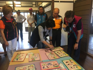 童遊人權特展開幕，縣長王惠美參觀體驗館內遊戲。