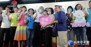 侯友宜市長及議員彭佳芸、黃桂蘭、李坤城、李翁月娥、王威元、李余典、陳啟能、三重區長陳奇正及多位里長等出席三和公托開幕儀式。
