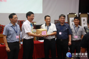 投高同仁贈紀念品予巫春貴。（記者扶小萍攝）
