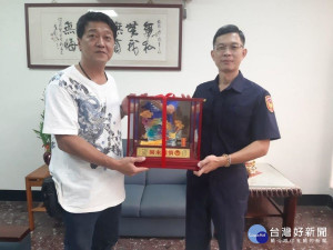 副分局長林志明代表分局長召集同仁歡送，並致贈「情誼永固」的琉璃如意紀念品。