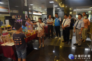 陳副縣長等人參觀科普展示攤位（縣府提供）