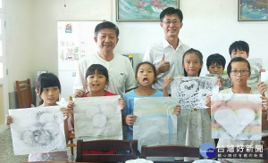 三股國小辦理兒童水墨畫營，長榮大學書畫系沈政乾教授家教式授課，讓學童畫水墨畫得心應手，愈畫愈有趣，結訓開心展示成果。