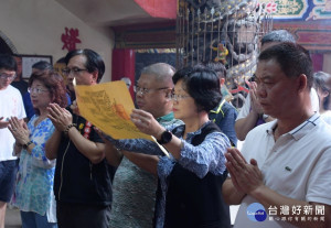 彰邑城隍爺聖誕千秋，縣長王惠美攻讀祝賀文疏。