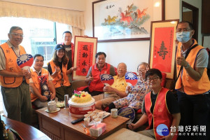 新北市榮民服務處服務組組長陳重榮3日率榮欣志工，赴新店區為榮民張惠生爺爺慶祝百歲壽誕 