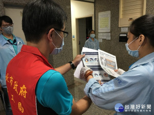 勞工局啟動抽查，特別鎖定曾有防疫項目缺失的企業，追蹤輔導改善情形，確保落實移工的防疫與健康管理，阻絕可能的傳播管道