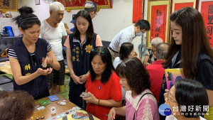 首場銀髮族桌遊體驗於板橋區重慶里辦公室，邀請轄內65歲以上銀髮族到場共襄盛舉，藉由桌遊活動讓老人家體驗「防詐撇步」，避免上當受騙