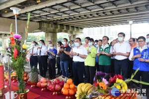 新北市長侯友宜4日主持碧潭堰修復開工典禮，盼在各單位通力合作下，順利於111年底如期如質完工